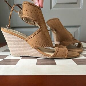 Report, woman’s heel with tied back.